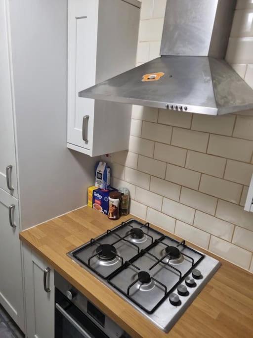 Comfy 1st Floor Flat, Sleeps 4 *