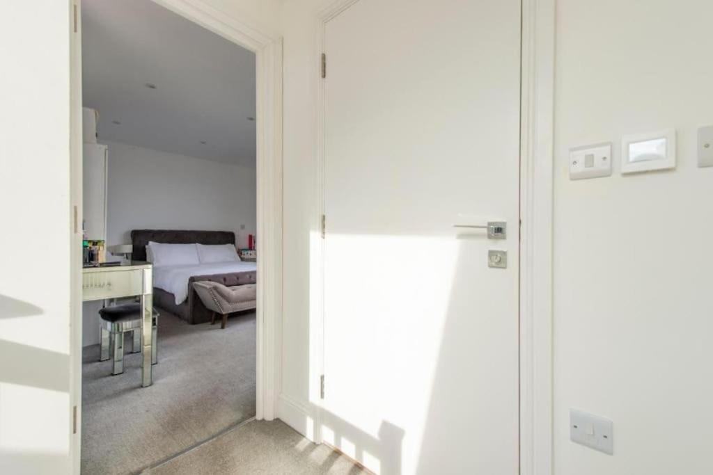 Modern Large 2 Bed Near Station * Londen