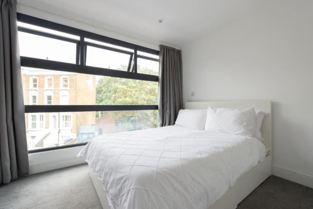 Modern Large 2 Bed Near Station Appartement Londen