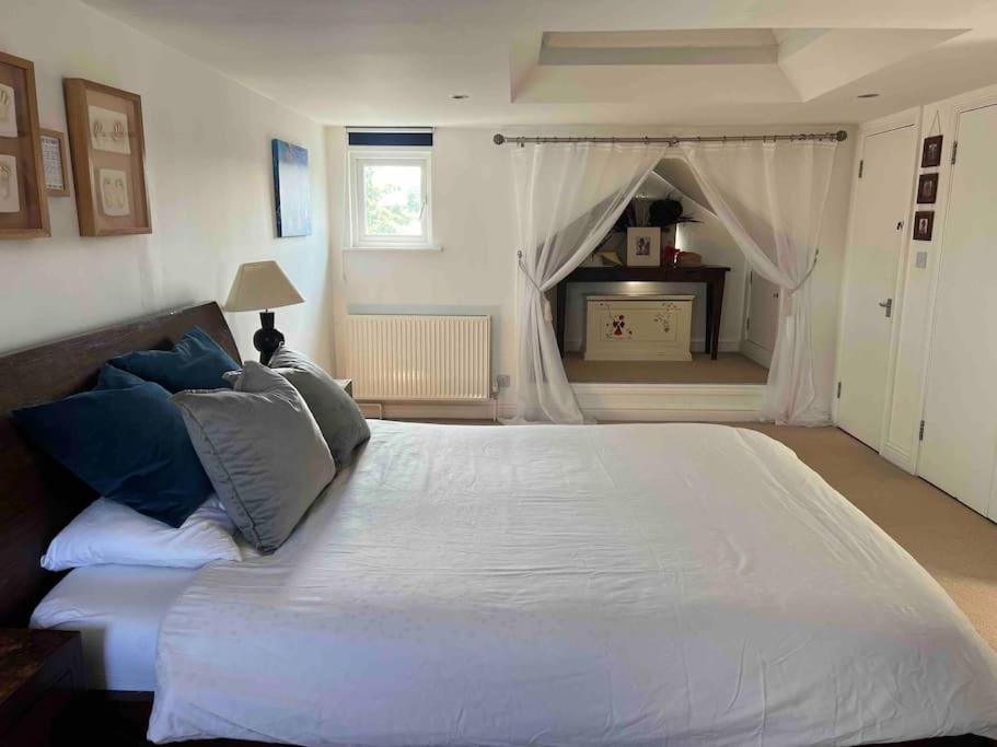 Luxury 4 Bedroom House In Featured On Tv * Londres
