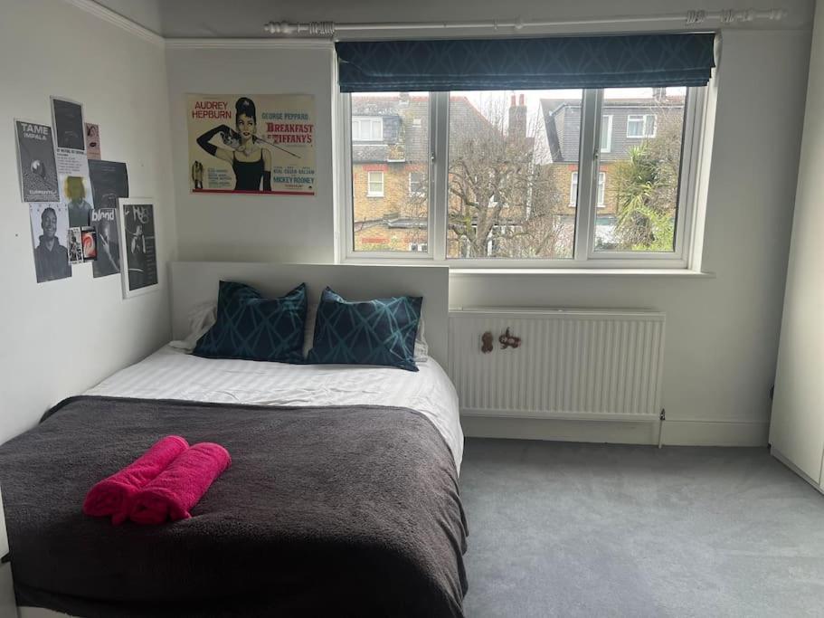 Luxury 4 Bedroom House In Featured On Tv Londres