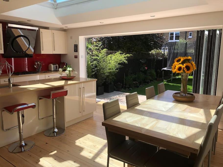 Luxury 4 Bedroom House In Featured On Tv * Londres