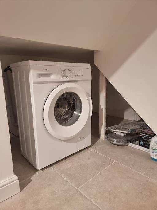 Apartamento Entire Ground Floor Flat, Free Off-street Parking And Large Garden