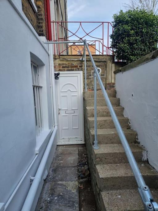 Apartamento Entire Ground Floor Flat, Free Off-street Parking And Large Garden *