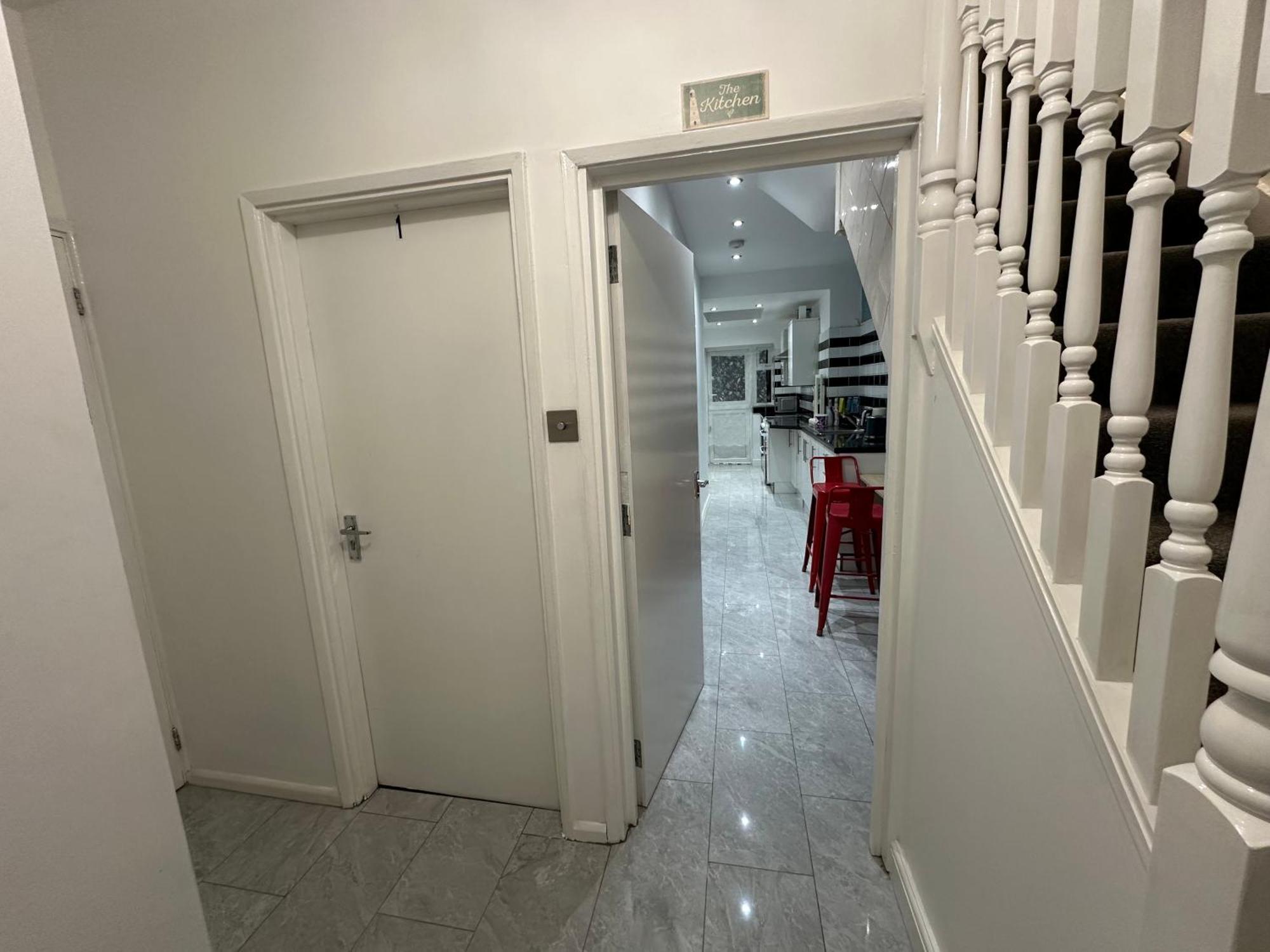Apartamento 4th Flat With Private Own Bathroom A Luxury Family Setup And Furnished With Double Bed A Double Futon-sofa Bed A Single Futon Bed A Baby Cot And Garden And Free Parking *
