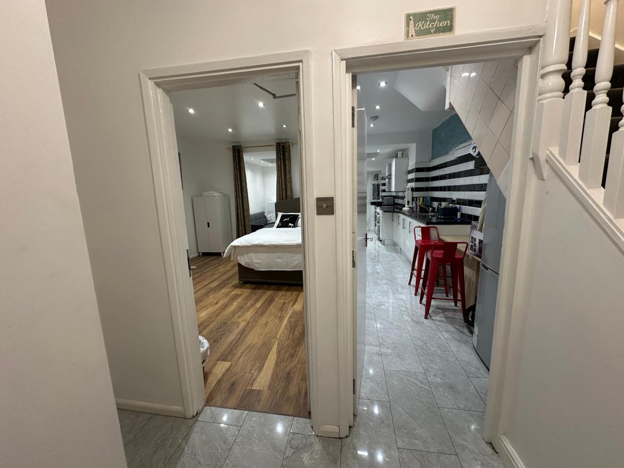 Apartamento 4th Flat With Private Own Bathroom A Luxury Family Setup And Furnished With Double Bed A Double Futon-sofa Bed A Single Futon Bed A Baby Cot And Garden And Free Parking Londres
