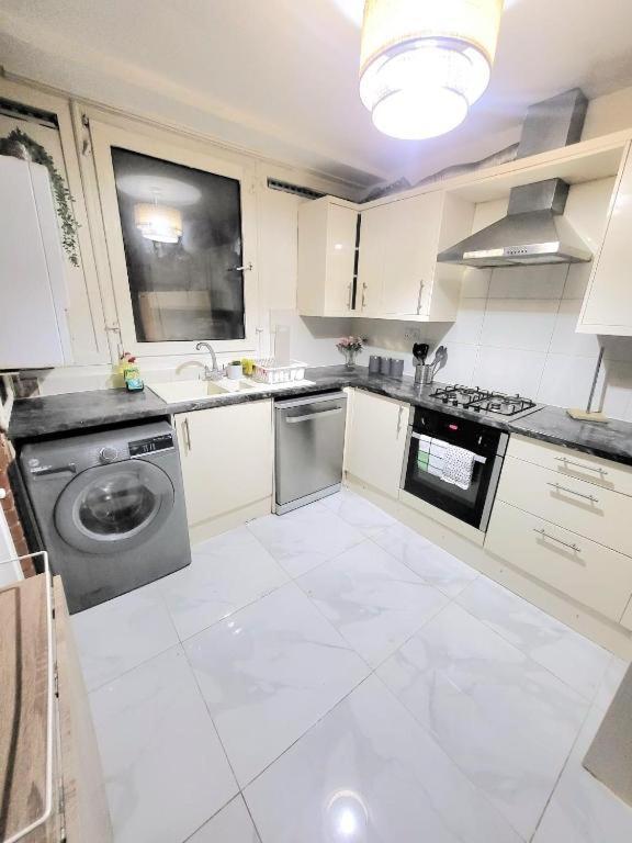 Three Bed Flat In Mile End * Londres