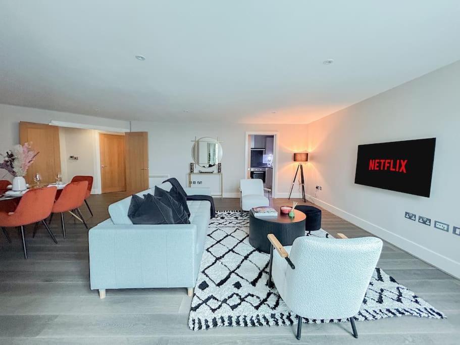 Apartment Stunning Riverside