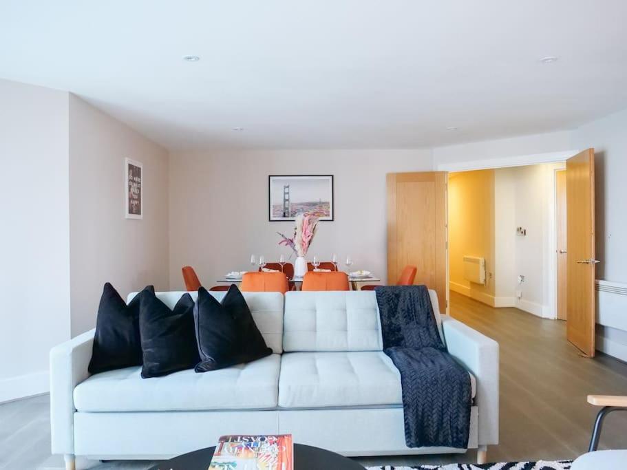 Stunning Riverside Apartment London