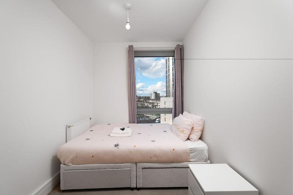 Modern Serviced 3-bedroom Flat In East Apartment London