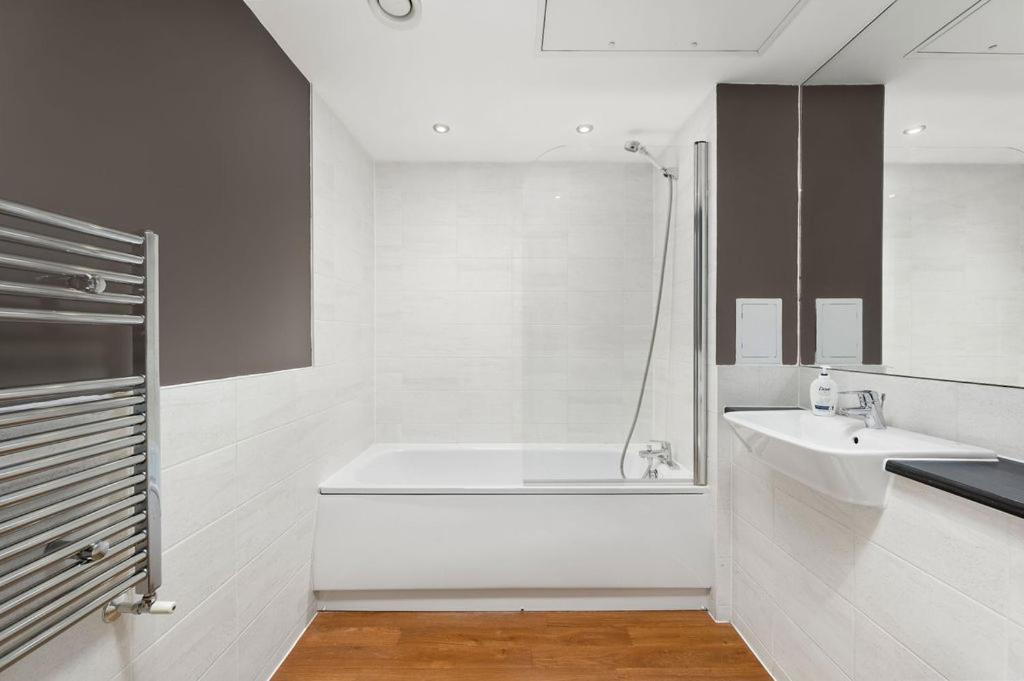 Apartment Modern Serviced 3-bedroom Flat In East London