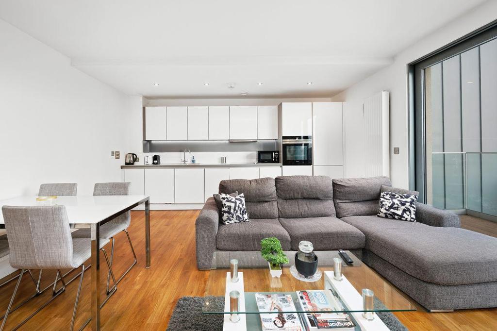 Modern Serviced 3-bedroom Flat In East Apartment London