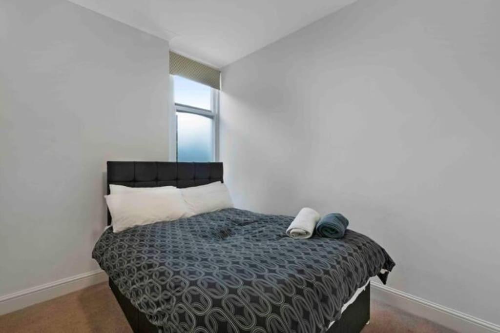 Large 2 Bed Acton Park Chiswick Londres