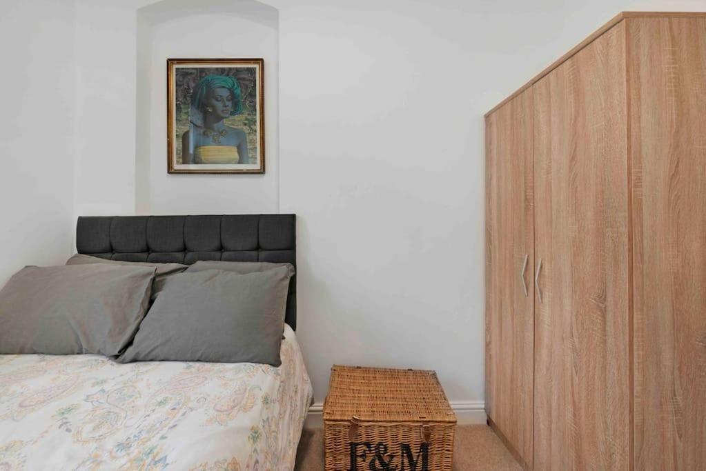 Large 2 Bed Acton Park Chiswick Appartement