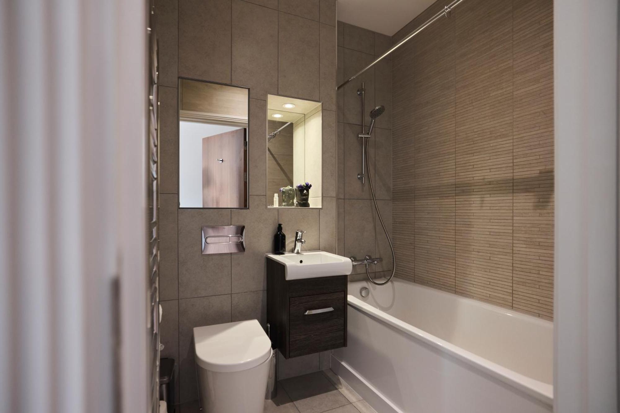 The Harlesden Place - Modern 3bdr Flat With Balcony London