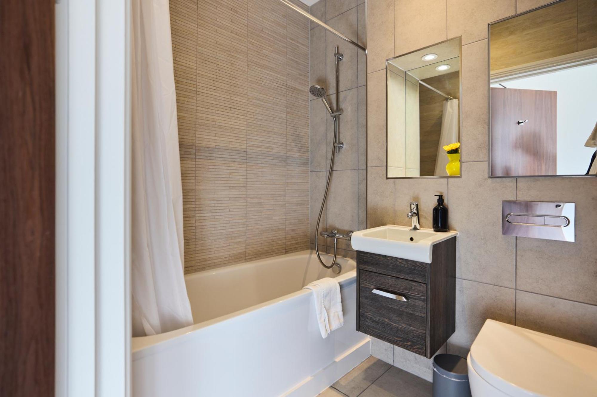 The Harlesden Place - Modern 3bdr Flat With Balcony London