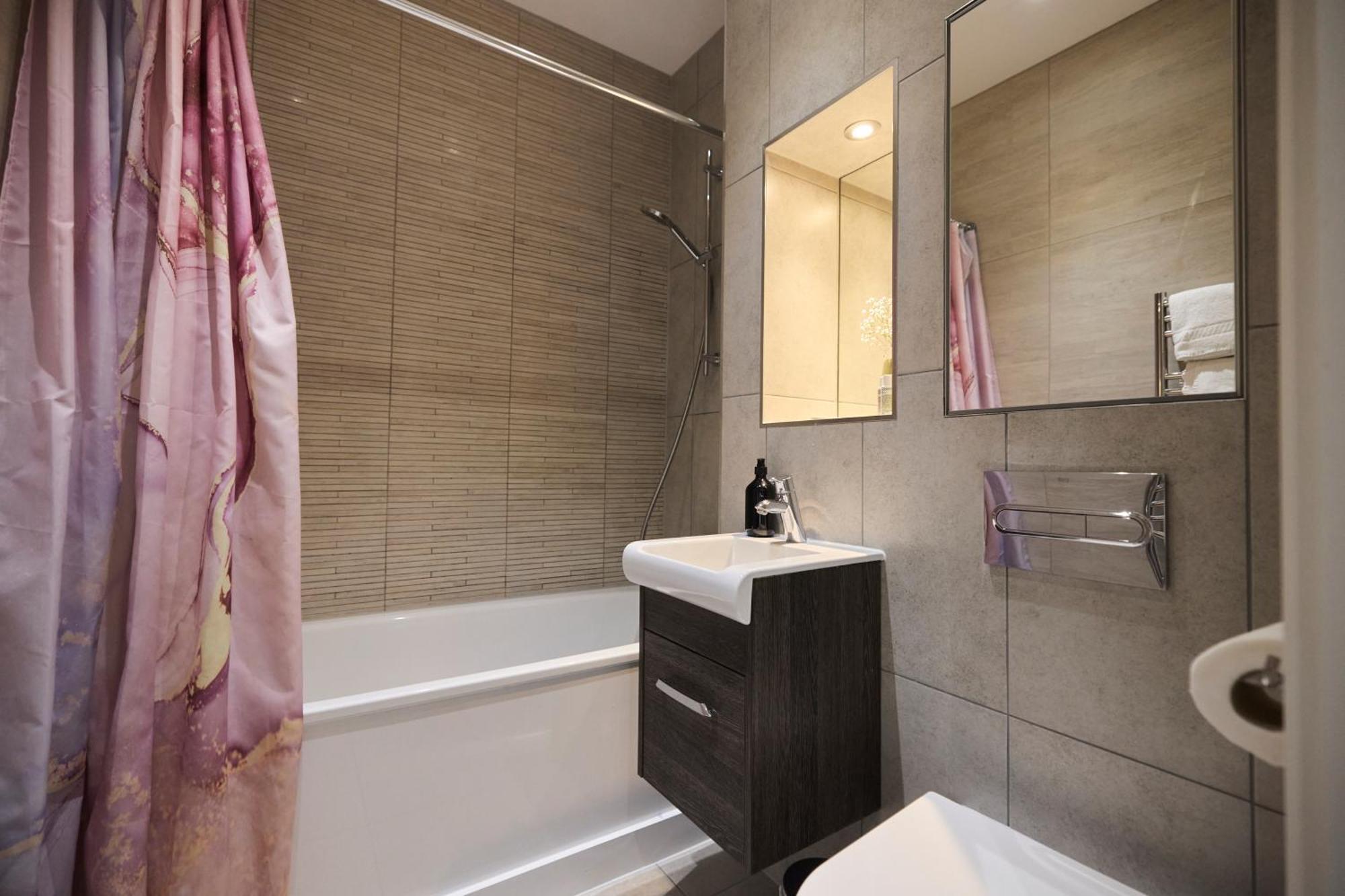 The Harlesden Place - Modern 3bdr Flat With Balcony Londres