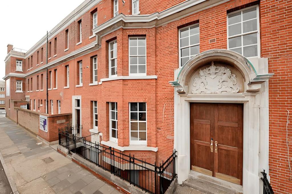 Luxury, Spacious 2 Bed Flat In London