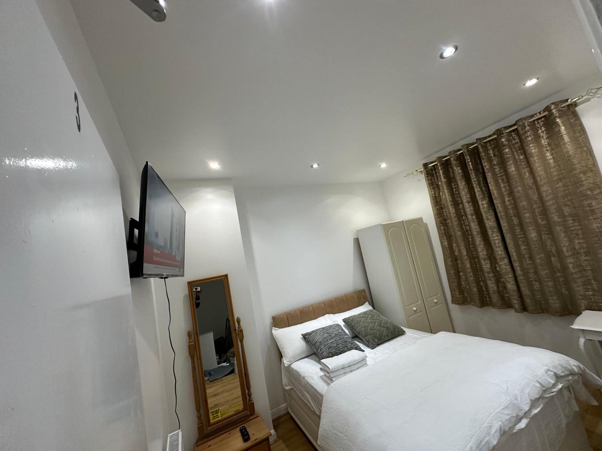 Beautiful Double With Free Wi-fi And Free Parking London