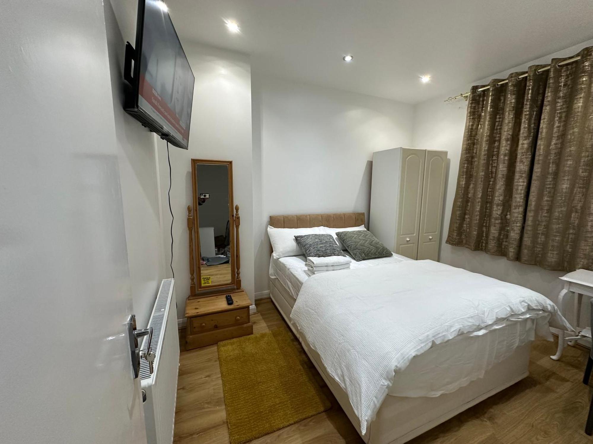 Beautiful Double With Free Wi-fi And Free Parking Guest house London