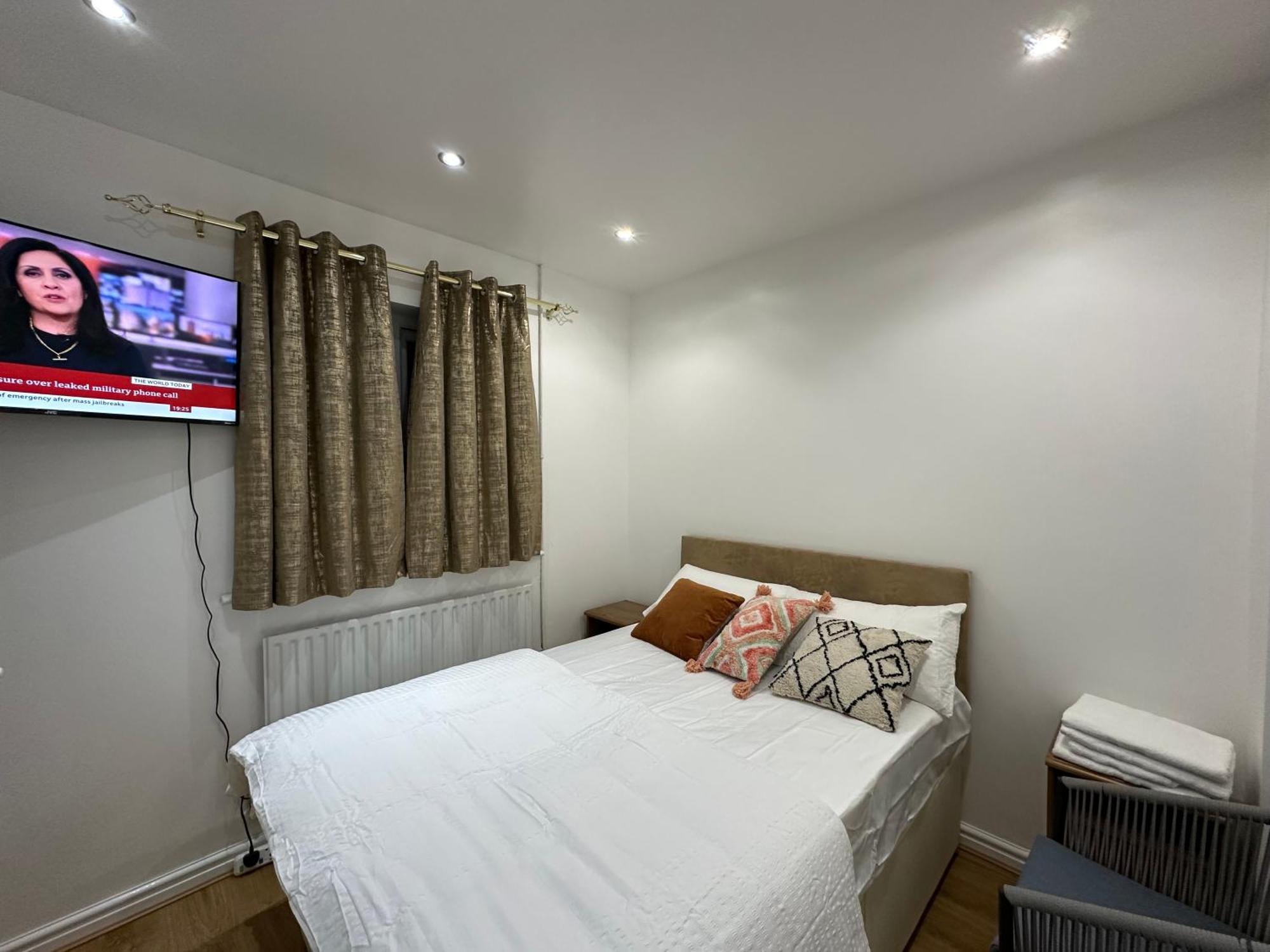 Beautiful Double With Free Wi-fi And Free Parking London