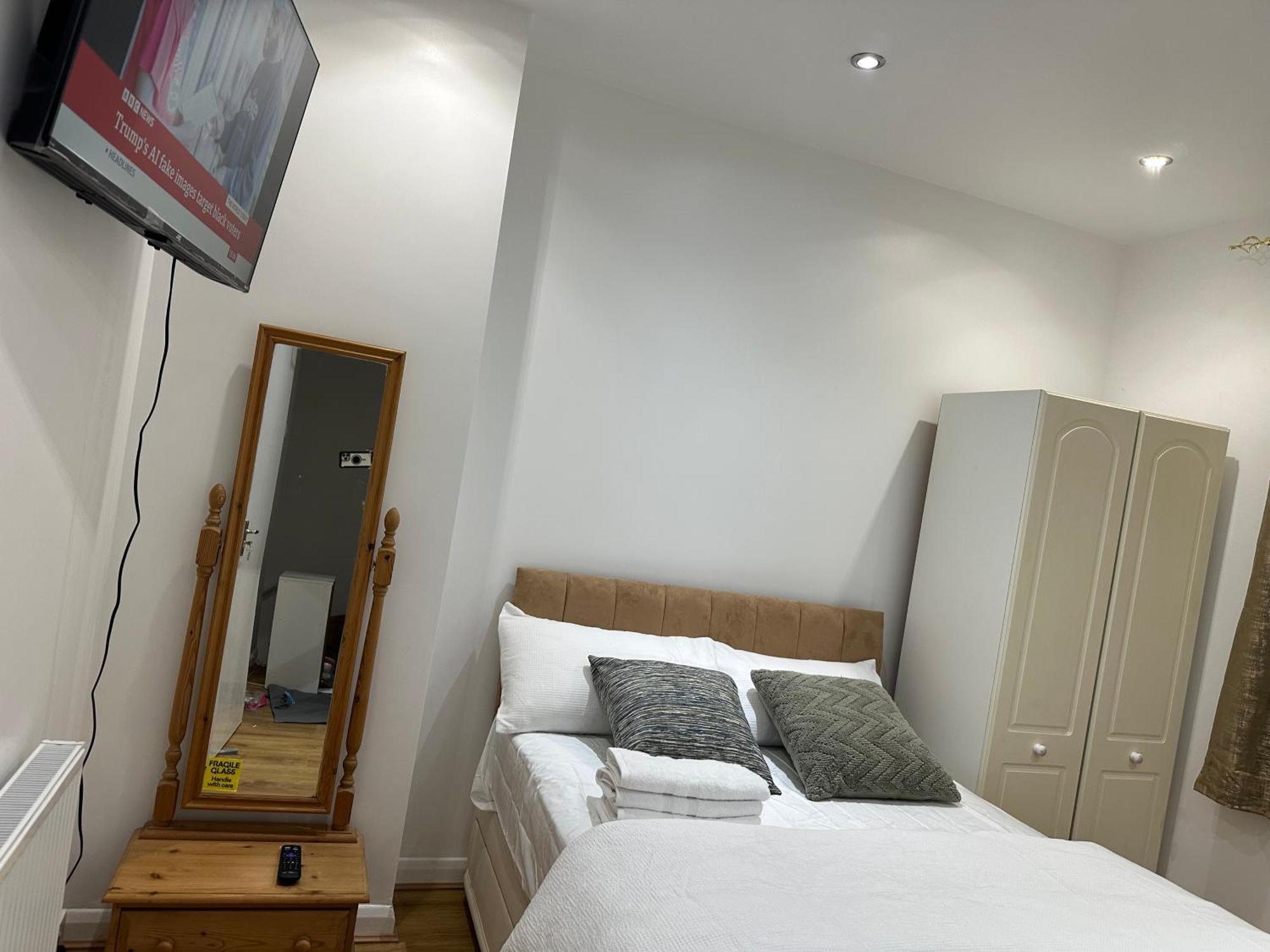 Beautiful Double With Free Wi-fi And Free Parking Guest house London