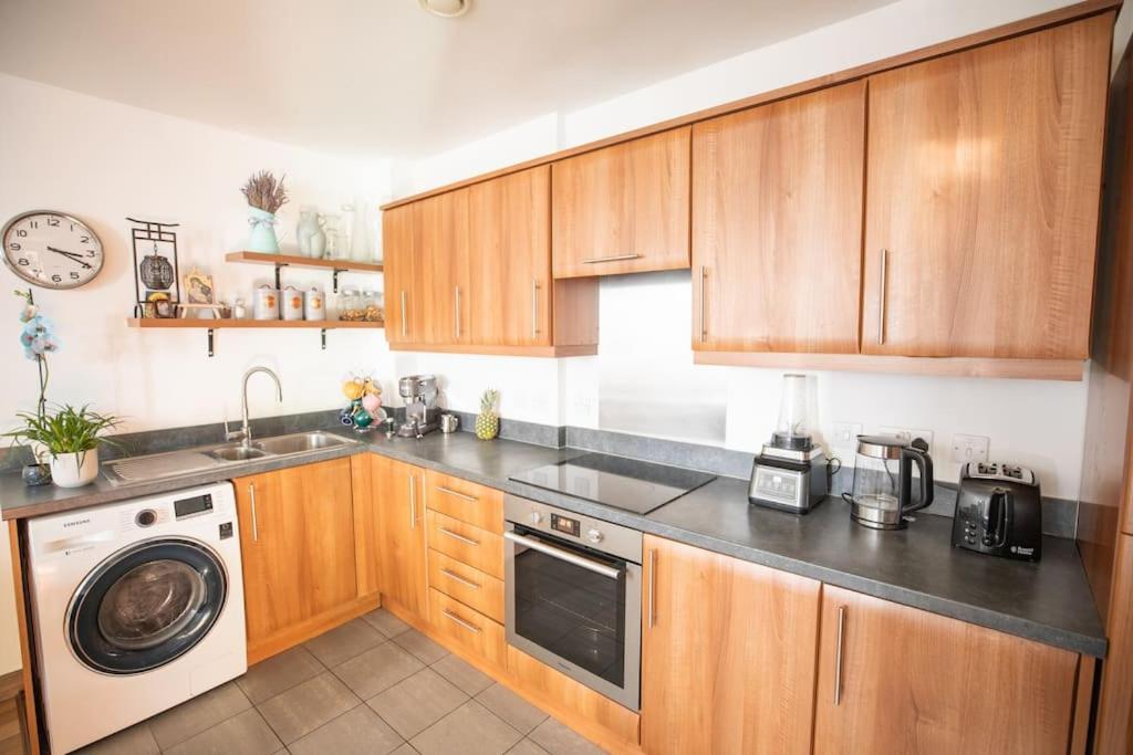 Lovely 2 Bedroom Overlooking River Thames Appartement *