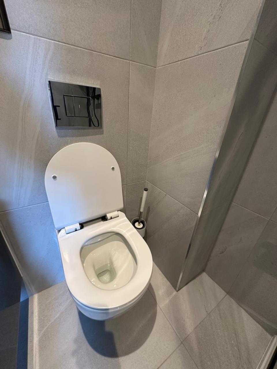 Large Studio With Extra Sofa Bed And Private Bath Plus Kitchen Canary Wharf 1