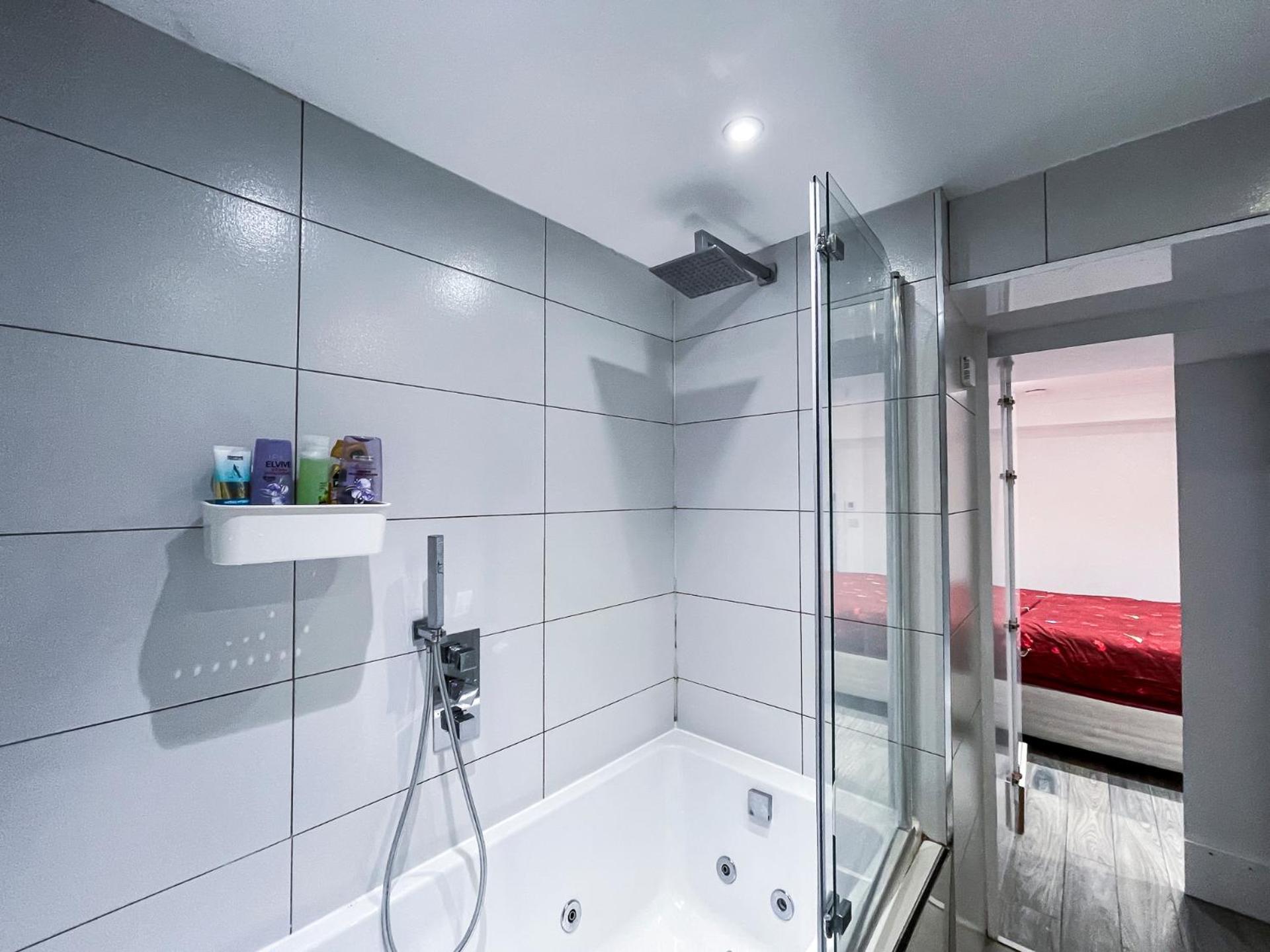 1 Bedroom Flat With Whirlpool Bath Appartement
