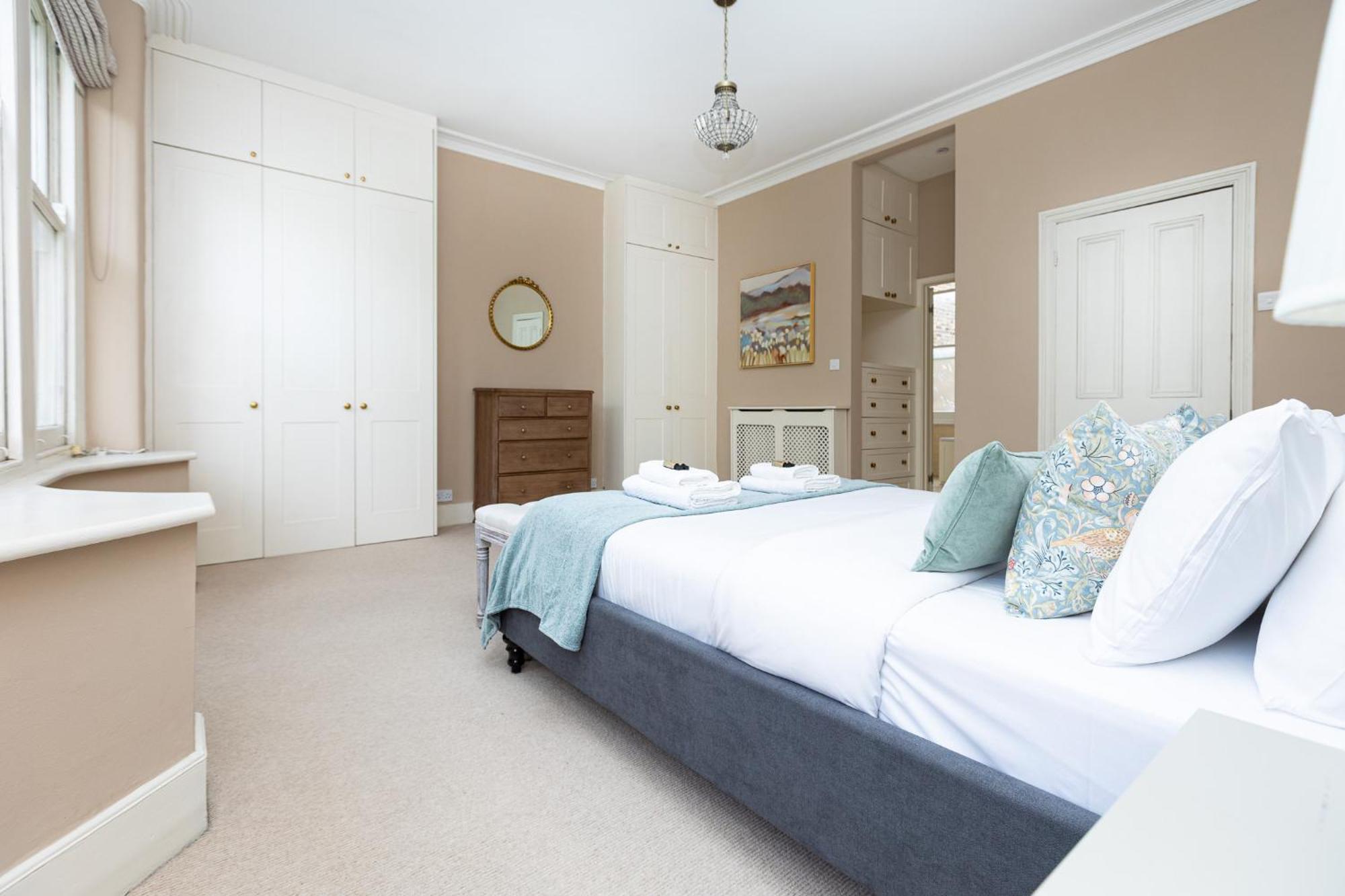 Charming 4 Bed Victorian House In Clapham Old Town