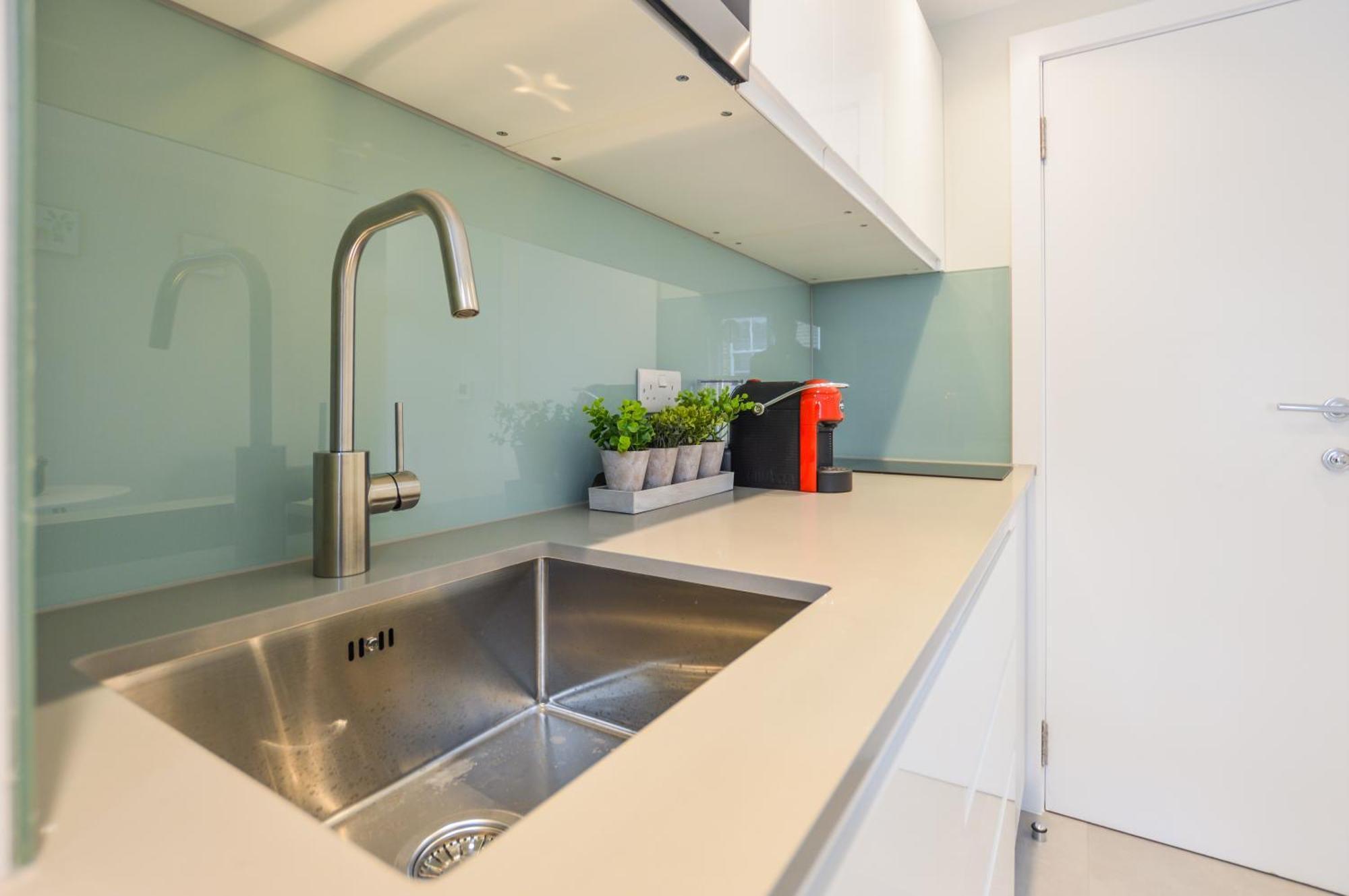 Split Level At West Hampstead By Concept Apartamento