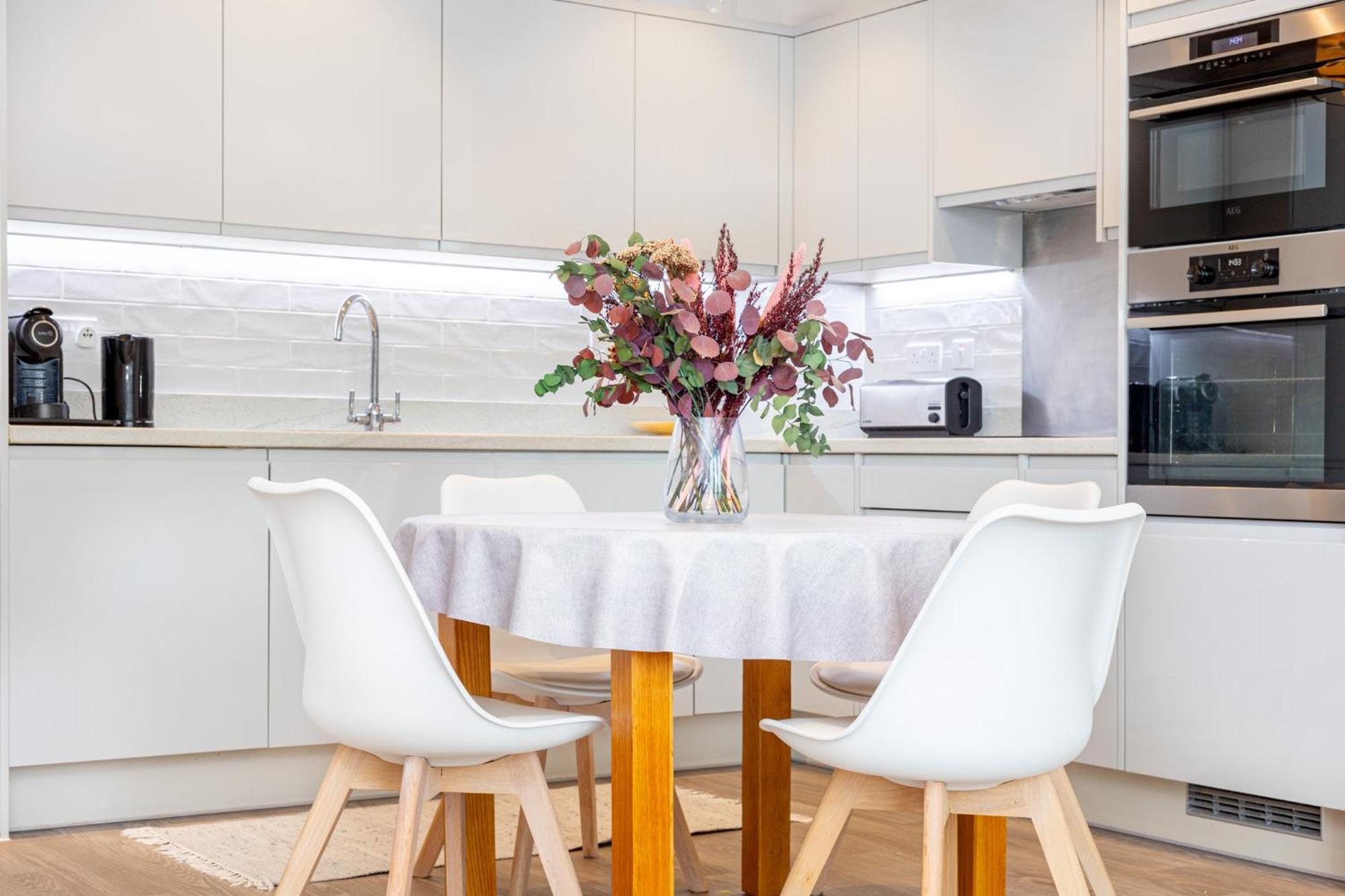 Sensational 2br Wviews & Balcony In Wandsworth *