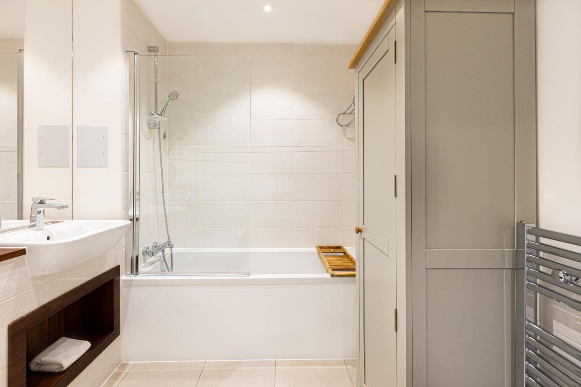 Sensational 2br Wviews & Balcony In Wandsworth Apartment *