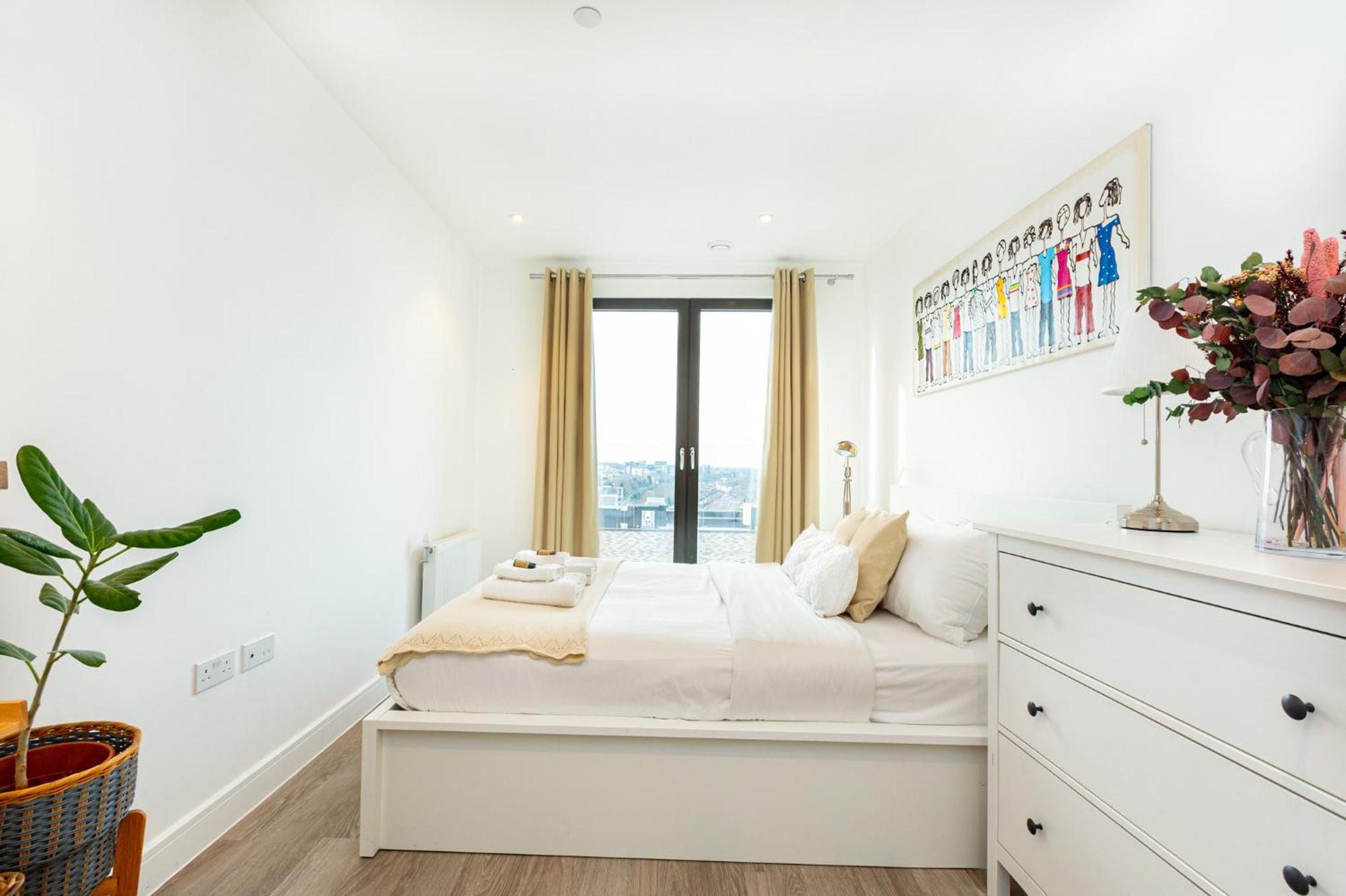 Sensational 2br Wviews & Balcony In Wandsworth Apartment *