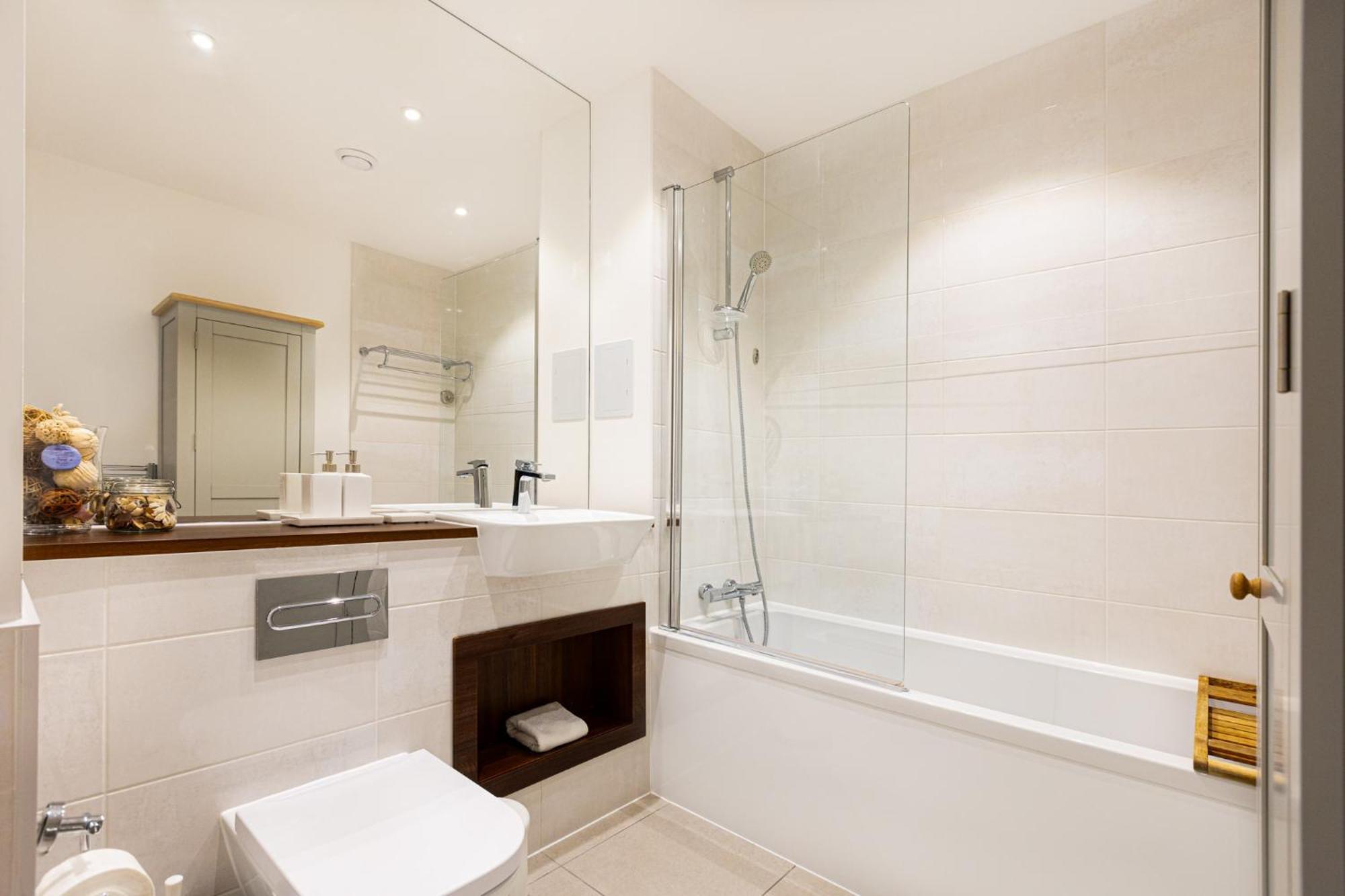 Sensational 2br Wviews & Balcony In Wandsworth Apartment