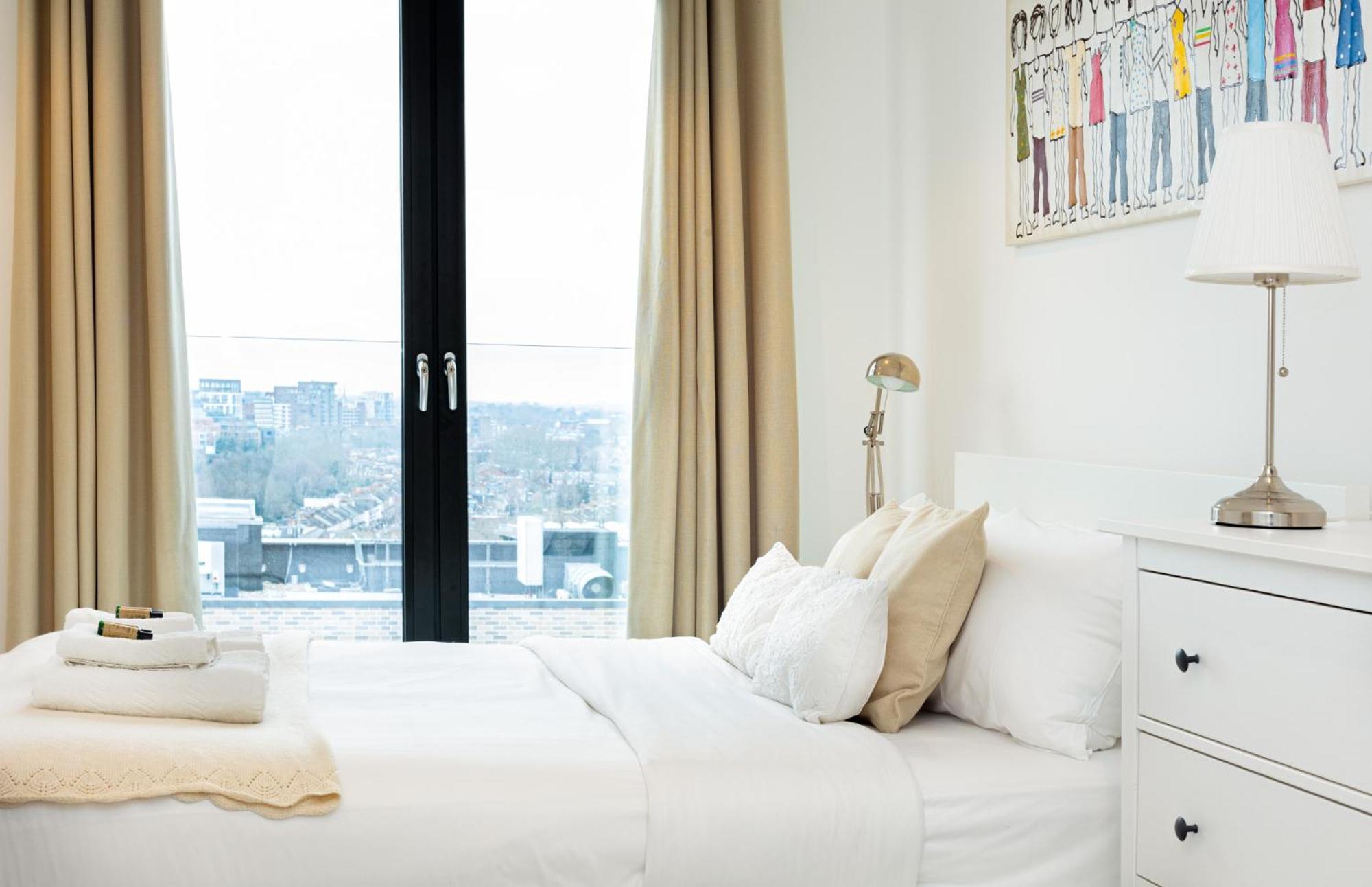 Sensational 2br Wviews & Balcony In Wandsworth Appartement *