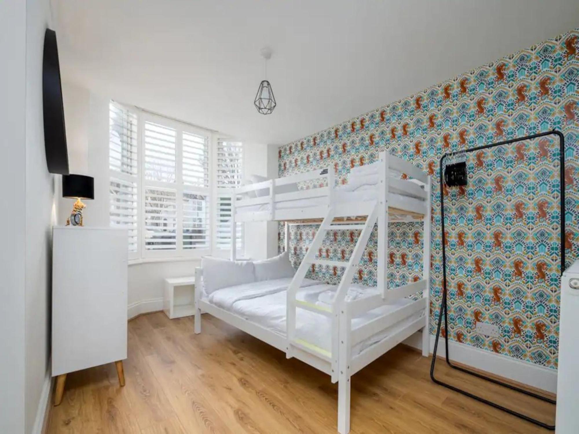 Pass The Keys Modern And Bright Minutes From Apartment London