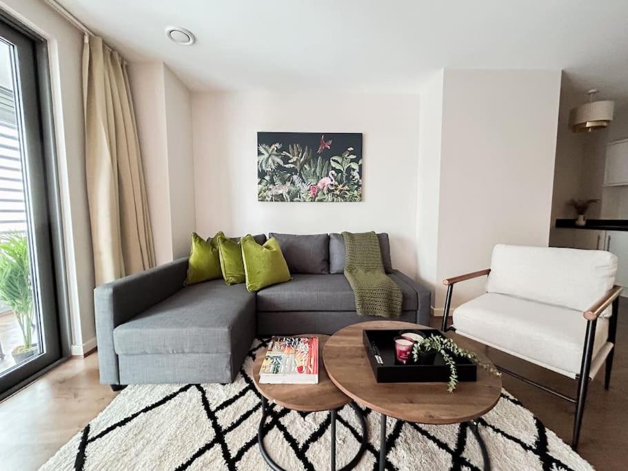 Stylish Urban Sanctuary With Parking London