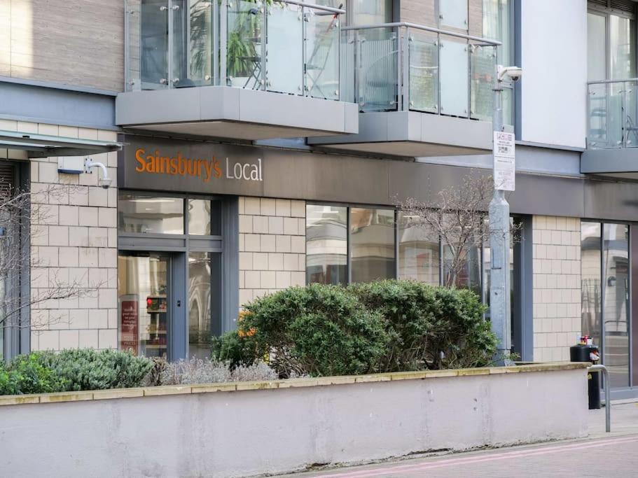 Stylish Urban Sanctuary With Parking *