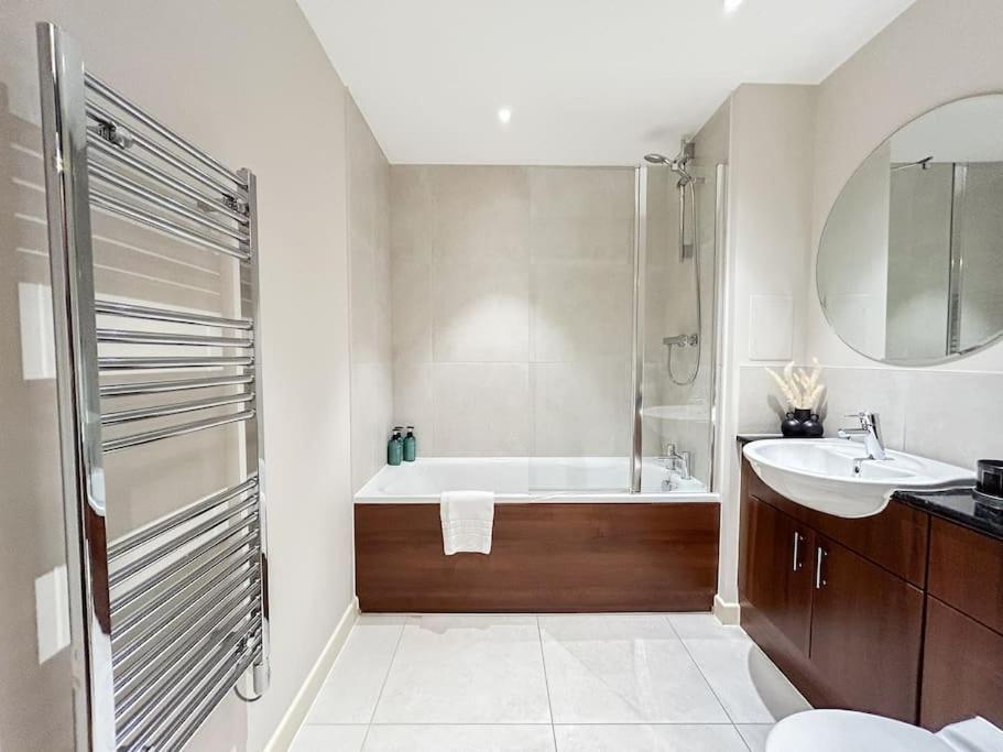 Apartment Stylish Urban Sanctuary With Parking London