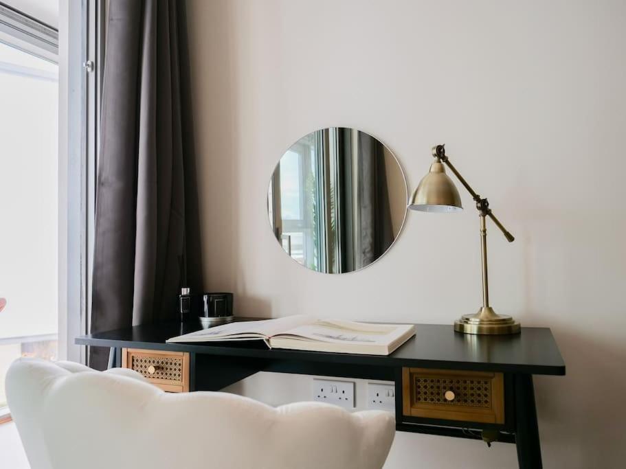 Stylish Urban Sanctuary With Parking Apartment London