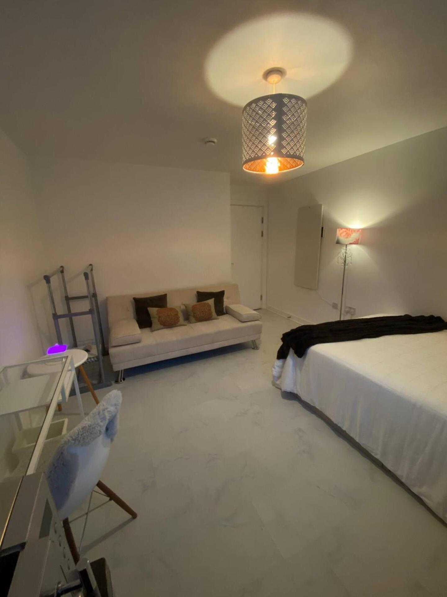 Xl Bright Room+parking+fridge+micro - 20min Bridge - 3 Min Walk To Train/bus Station Londres