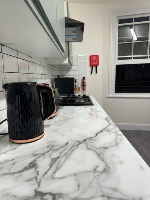 4 Bedroom Entire Flat, Kings Cross Road * Londres