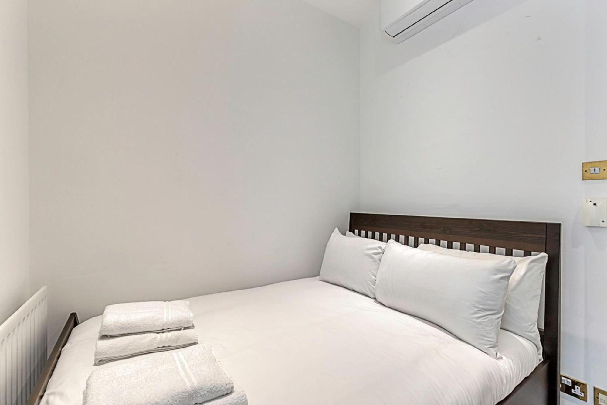 A One-bedroom Situated In Apartamento *