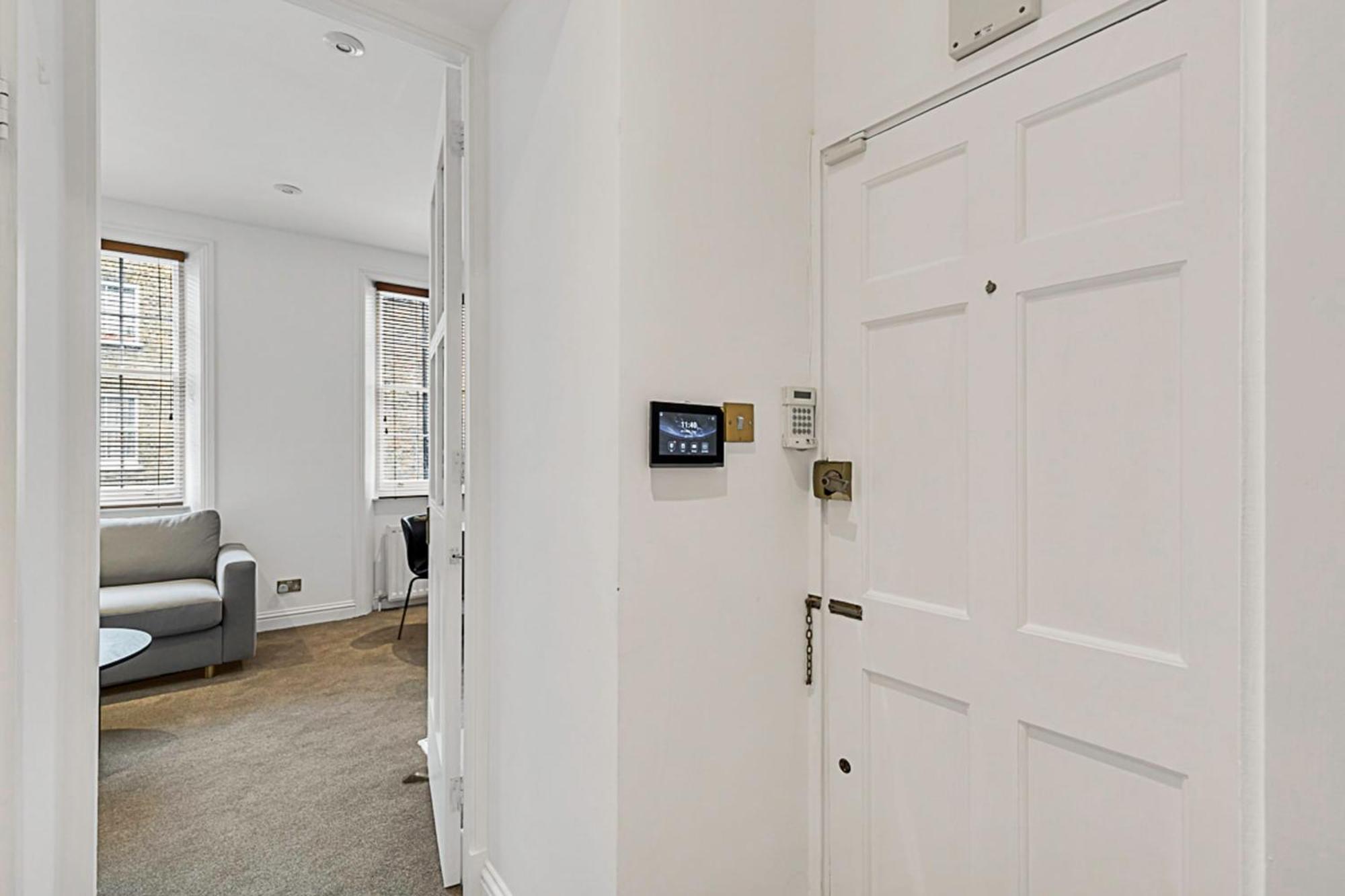 A One-bedroom Situated In * Londres