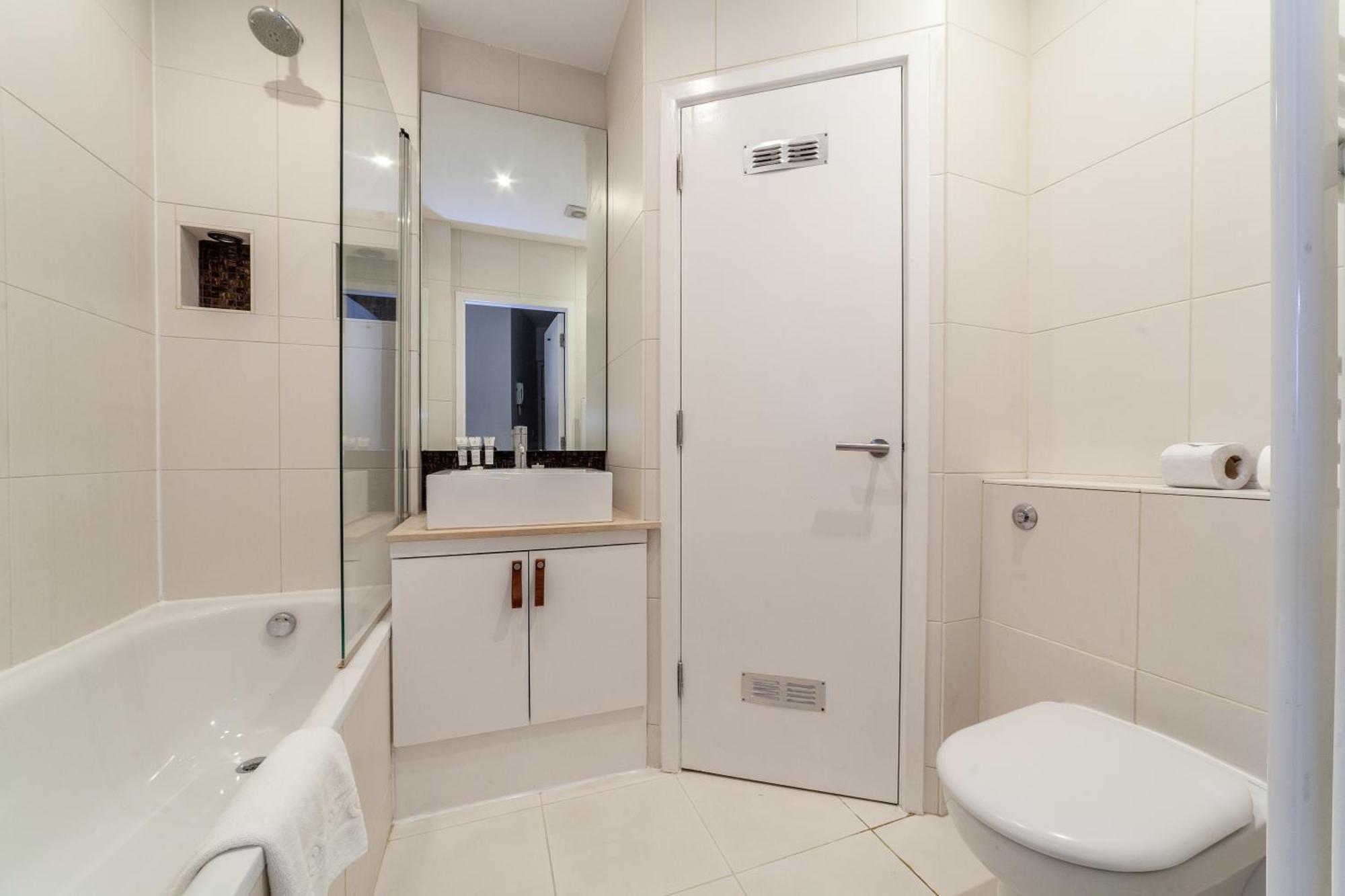 Apartamento Elegance & Chic Design - 2-bedroom Haven *