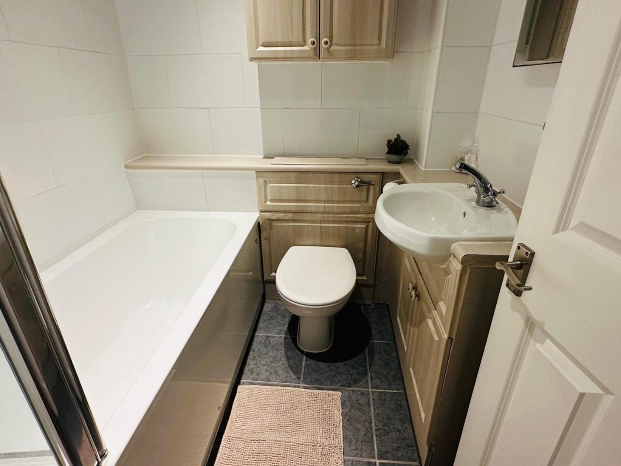 Wimbledon Elegance: 2-bedroom Retreat Londen
