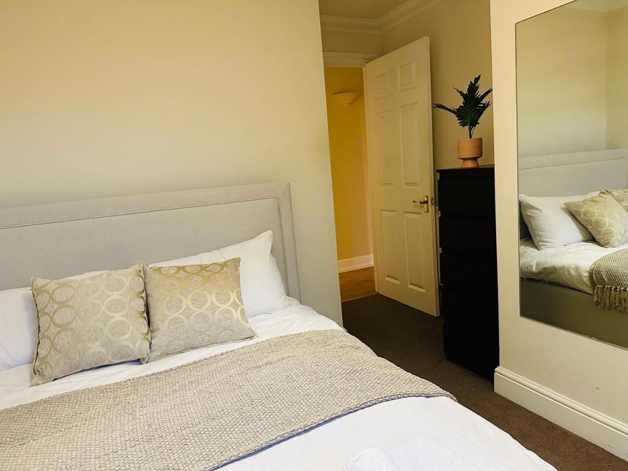Appartement Wimbledon Elegance: 2-bedroom Retreat Londen