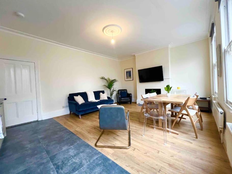 4 Bed Apartment- Archway Station Appartement