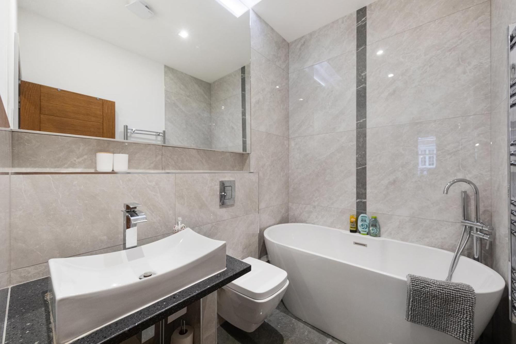 Cozy Retreat Near Downtown With Parking